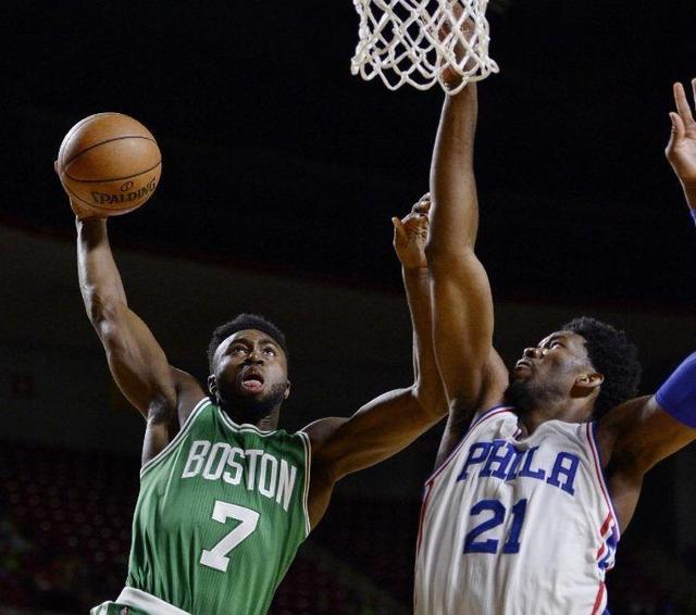 两名球员中 两名球员中